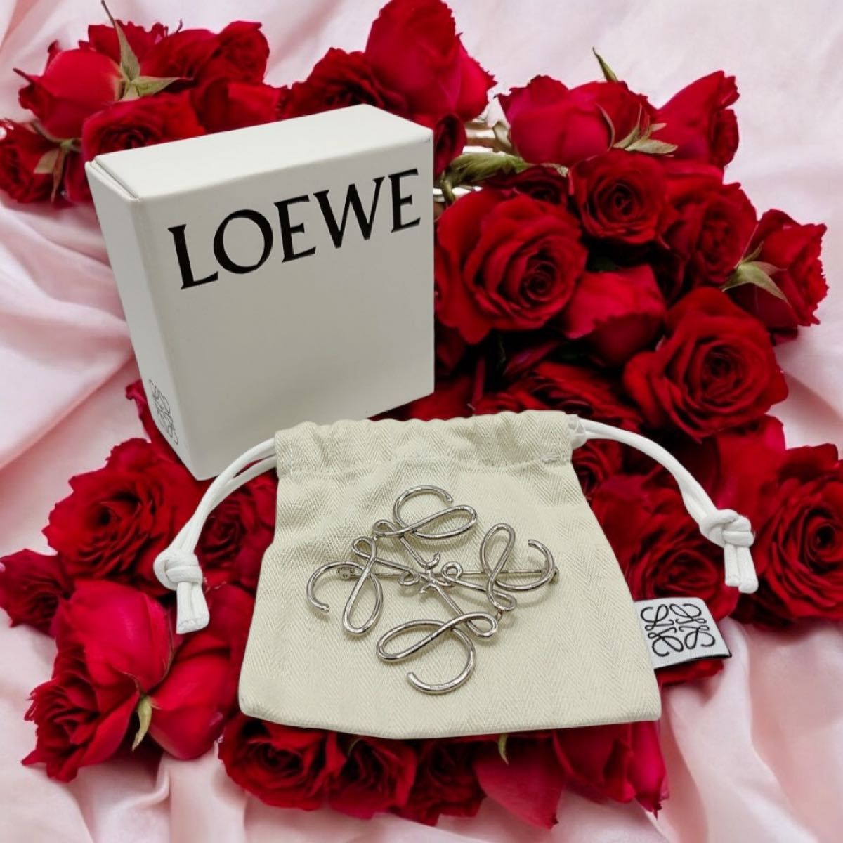美品【LOEWE】 ロエベ アナグラム ブローチ 正規 箱・保存袋あり 美品【LOEWE】 ロエベ アナグラム ブローチ 正規 箱・保存袋あり