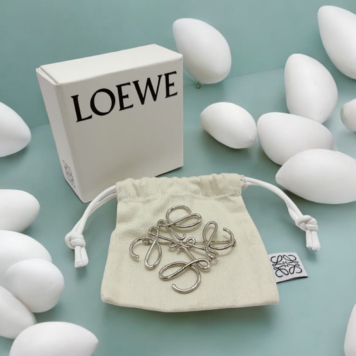 美品【LOEWE】 ロエベ アナグラム ブローチ 正規 箱・保存袋あり 美品【LOEWE】 ロエベ アナグラム ブローチ 正規 箱・保存袋あり