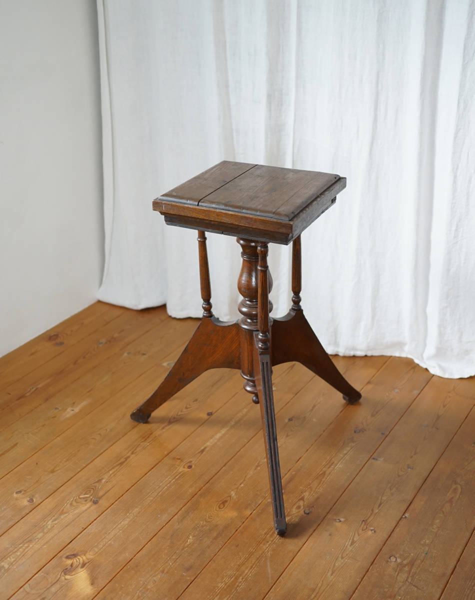 古い洋館で使われていた木製無垢材の装飾テーブル / 日本 / 古家具 アンティーク 机 レトロ_画像1