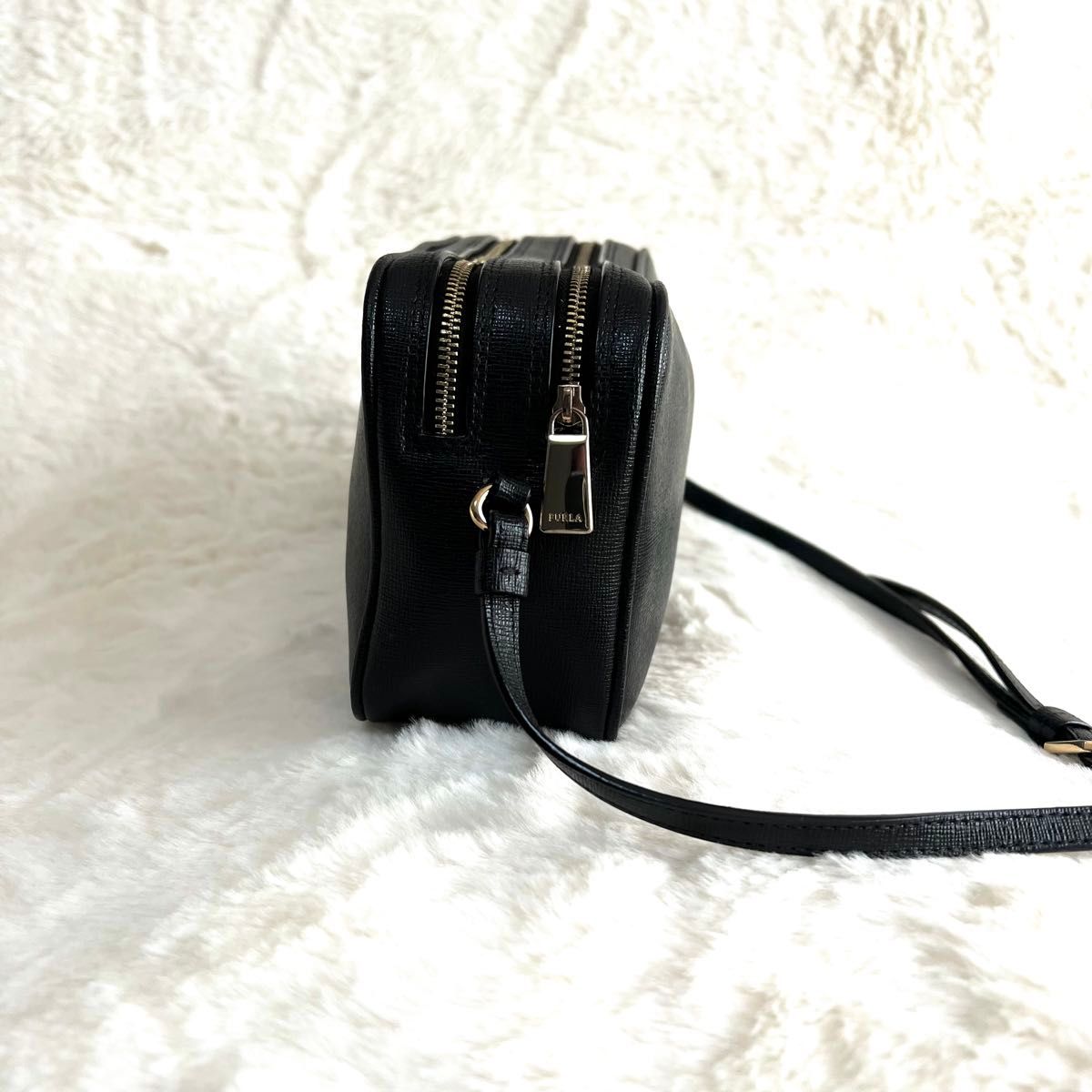 極美品】FURLA フルラ ショルダーバッグ カメラバッグ レザー 極美品】FURLA フルラ ショルダーバッグ カメラバッグ レザー