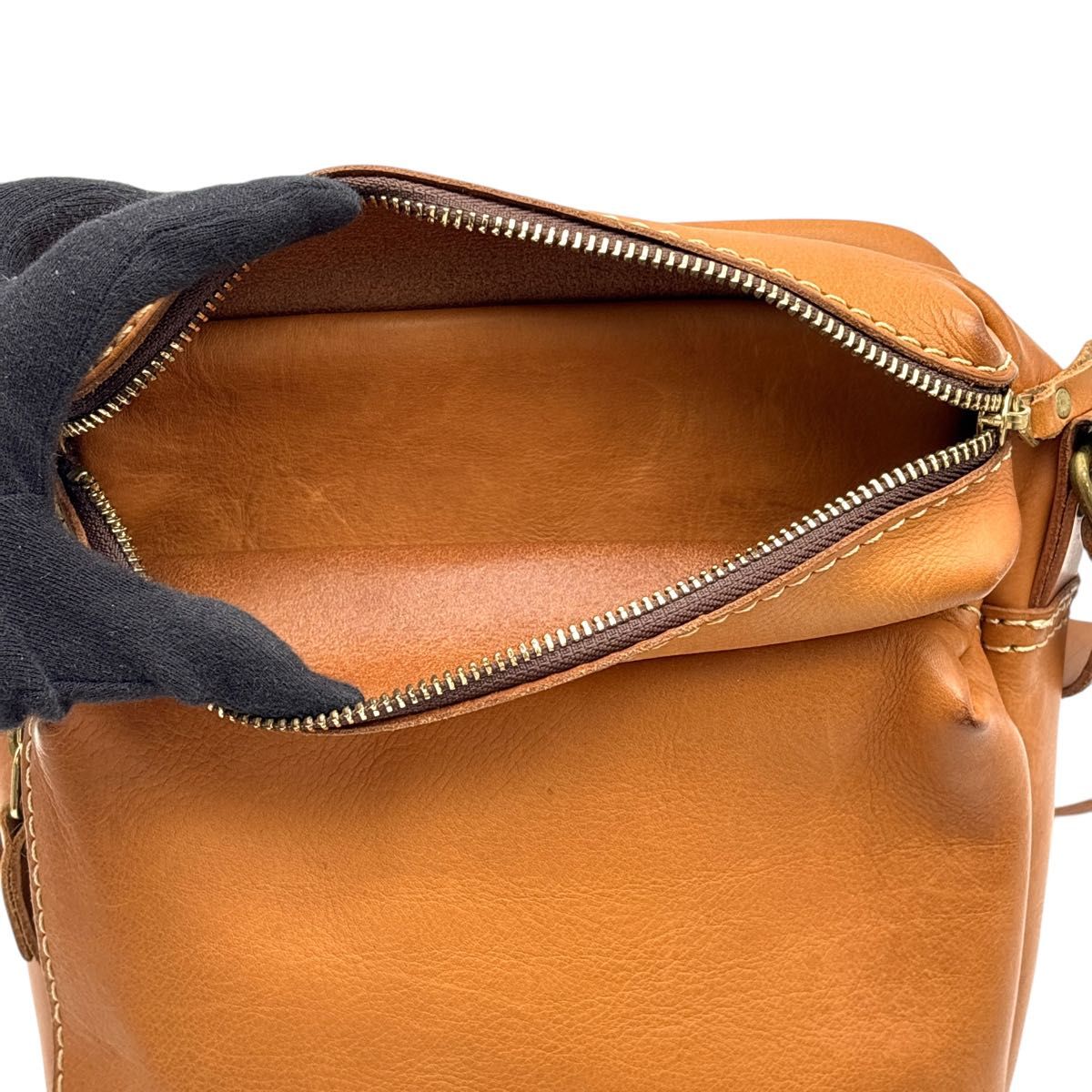美品】HERZ ヘルツ ショルダーバッグ 本革 キャメル 斜め掛け CK 美品】HERZ ヘルツ ショルダーバッグ 本革 キャメル 斜め掛け CK