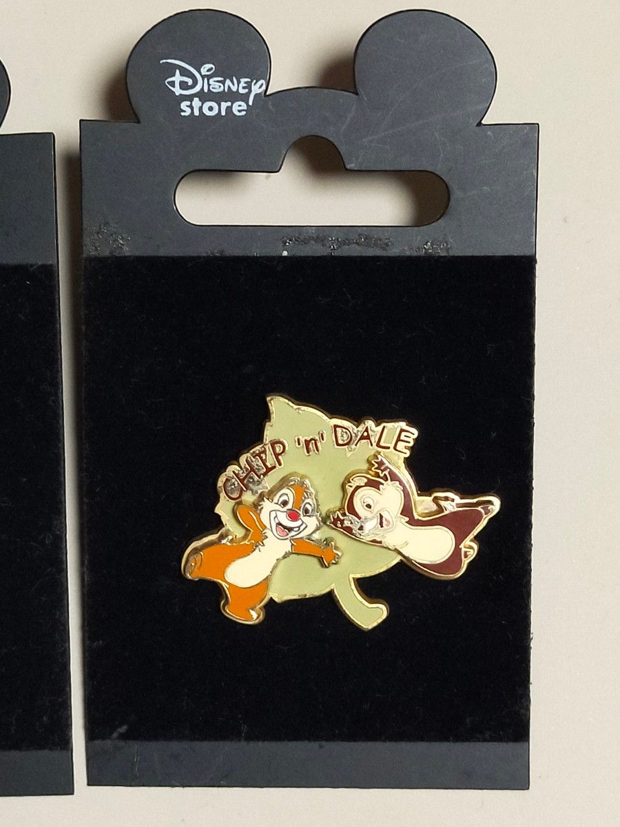 ディズニーストア ピンバッジ チップとデール フェイス どんぐり ディズニーストア ピンバッジ チップとデール フェイス どんぐり