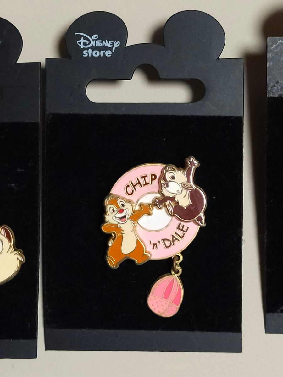 ディズニーストア ピンバッジ チップとデール フェイス どんぐり ディズニーストア ピンバッジ チップとデール フェイス どんぐり