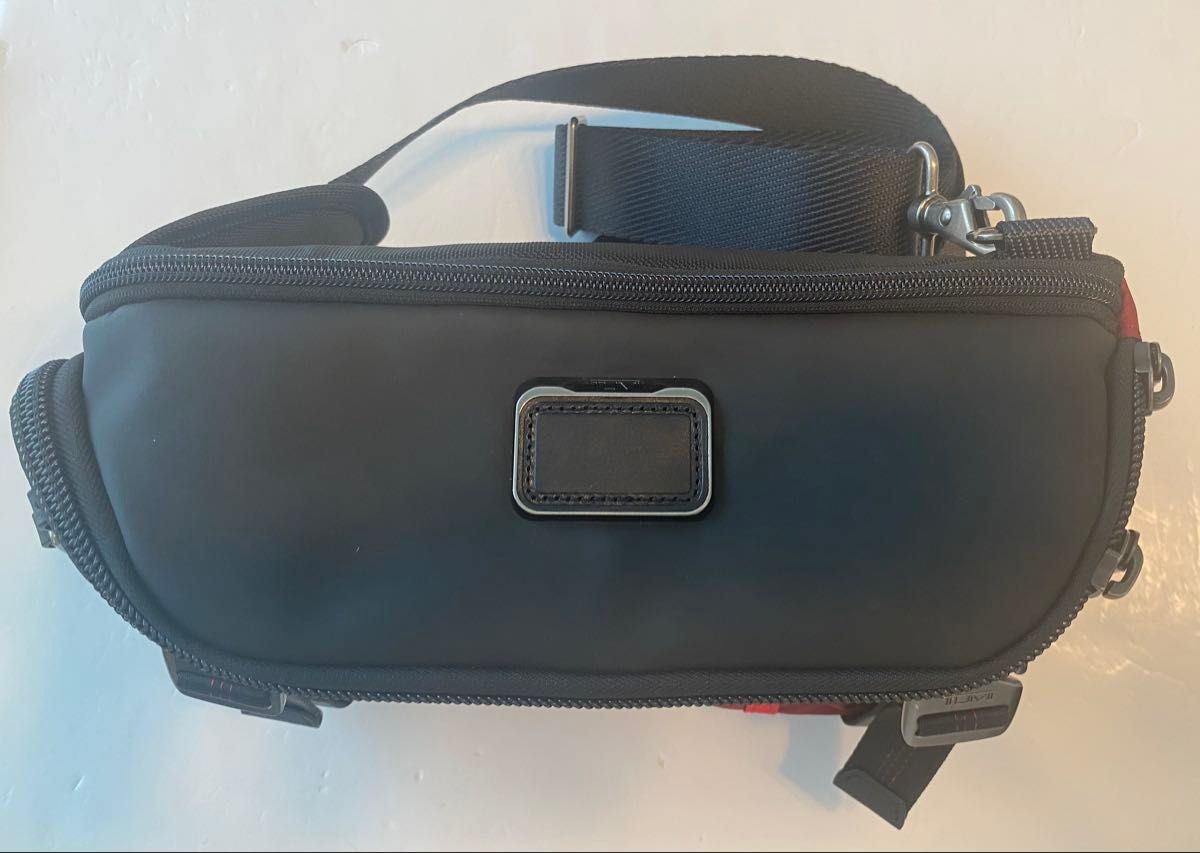 美品 トゥミ TUMI メンズ プラトーン スリング ボディバッグ 赤 美品 トゥミ TUMI メンズ プラトーン スリング ボディバッグ 赤