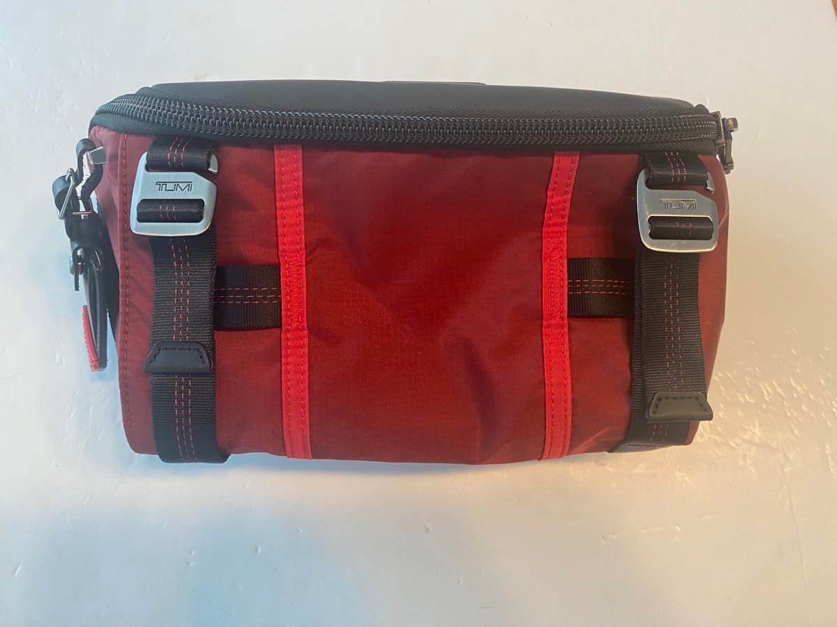 美品 トゥミ TUMI メンズ プラトーン スリング ボディバッグ 赤 美品 トゥミ TUMI メンズ プラトーン スリング ボディバッグ 赤
