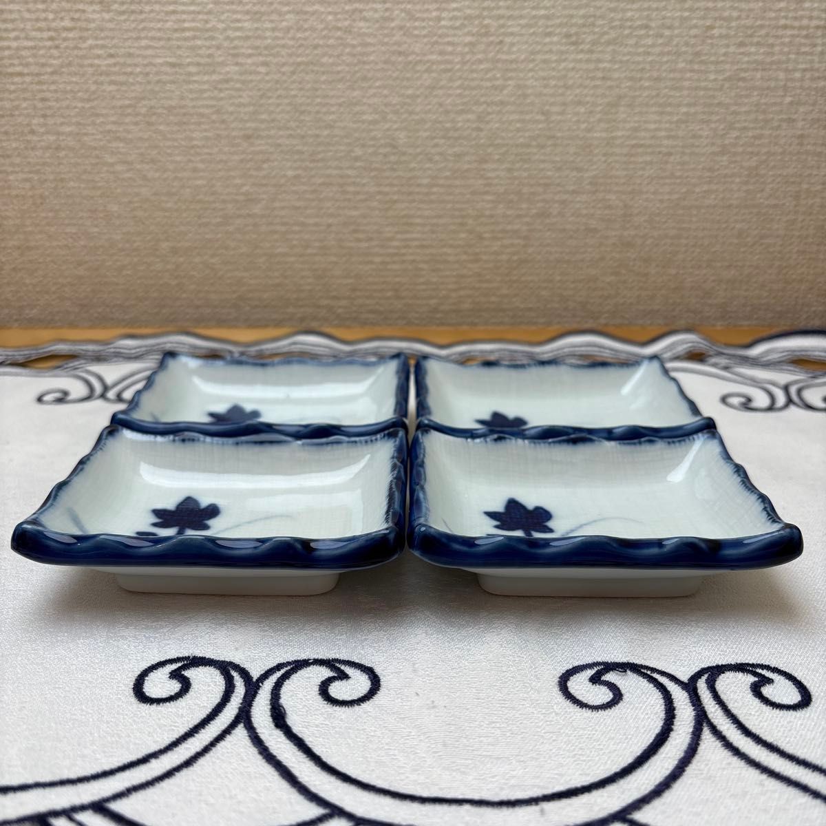 昭和レトロ】藍色の醤油皿 4客セット 角皿 和食器 染付 銘々皿 昭和レトロ】藍色の醤油皿 4客セット 角皿 和食器 染付 銘々皿