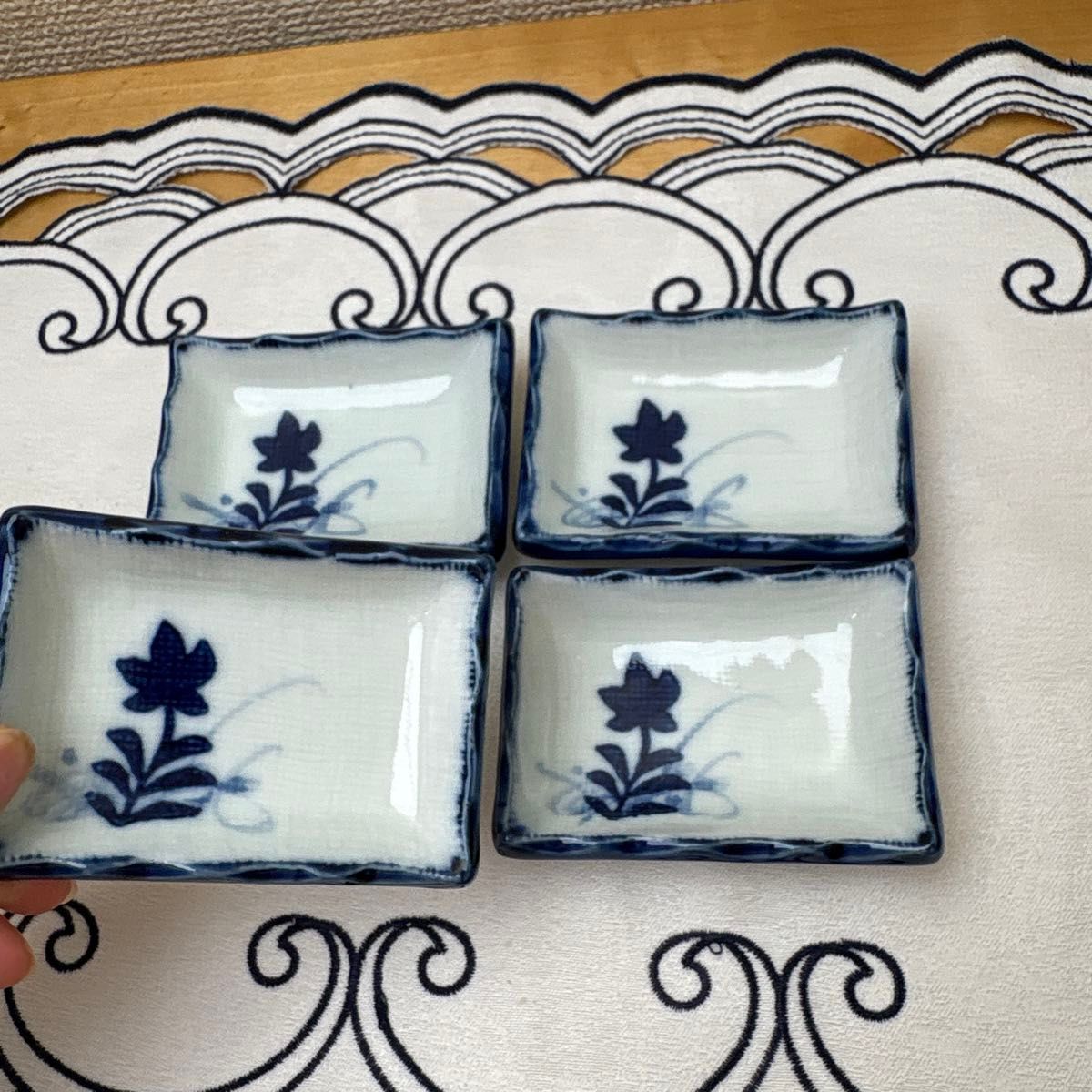 昭和レトロ】藍色の醤油皿 4客セット 角皿 和食器 染付 銘々皿 昭和レトロ】藍色の醤油皿 4客セット 角皿 和食器 染付 銘々皿