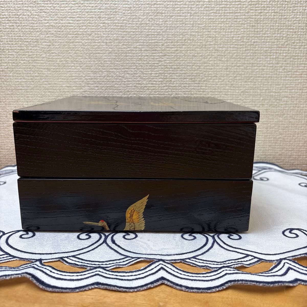 希少・昭和レトロ】木製 漆塗り二段重箱 鶴の金彩デザイン 木製 希少・昭和レトロ】木製 漆塗り二段重箱 鶴の金彩デザイン 木製