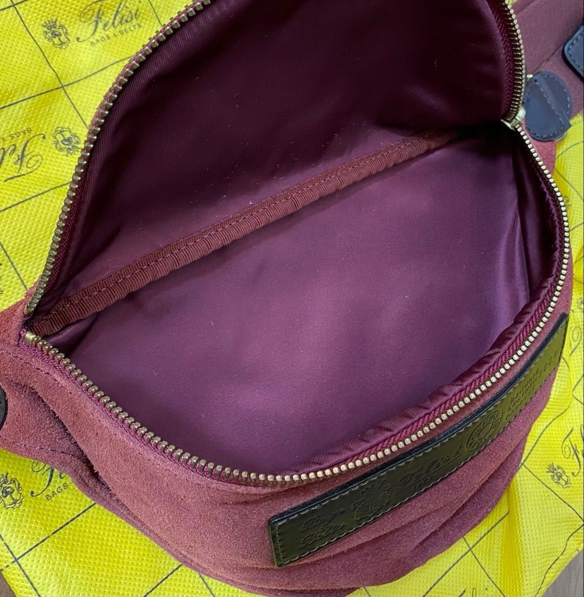 新品未使用 タグ付 フェリージ felisi ボディバッグ スエード 新品未使用 タグ付 フェリージ felisi ボディバッグ スエード