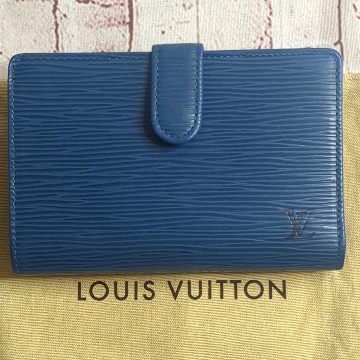 超極美品】LOUIS VUITTON ルイヴィトン 二つ折財布 エピ ポルト 超極美品】LOUIS VUITTON ルイヴィトン 二つ折財布 エピ ポルト