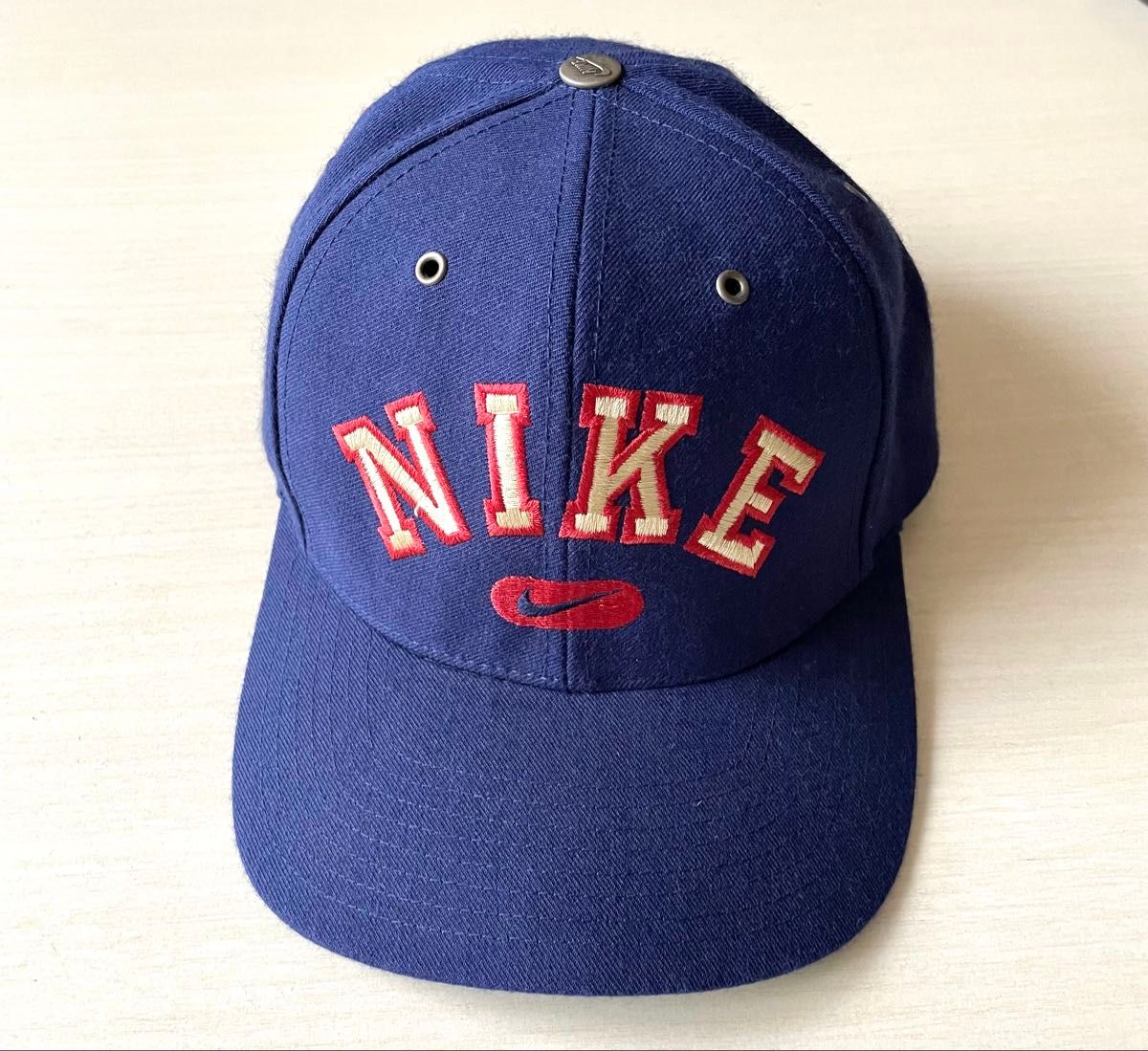 90s NIKE ナイキ カレッジロゴ 刺繍 キャップ ネイビー銀タグ 90s NIKE ナイキ カレッジロゴ 刺繍 キャップ ネイビー銀タグ