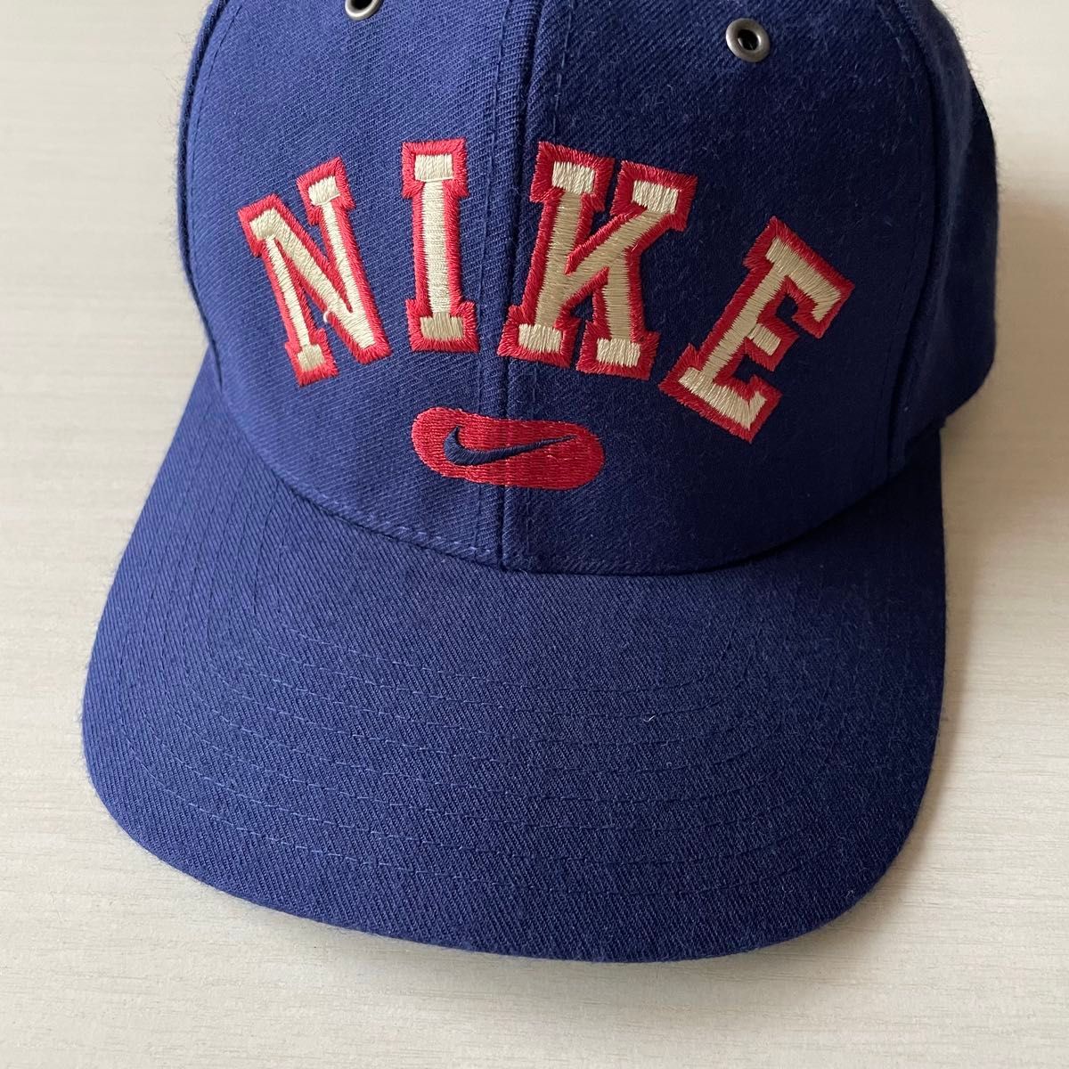 90s NIKE ナイキ カレッジロゴ 刺繍 キャップ ネイビー銀タグ 90s NIKE ナイキ カレッジロゴ 刺繍 キャップ ネイビー銀タグ