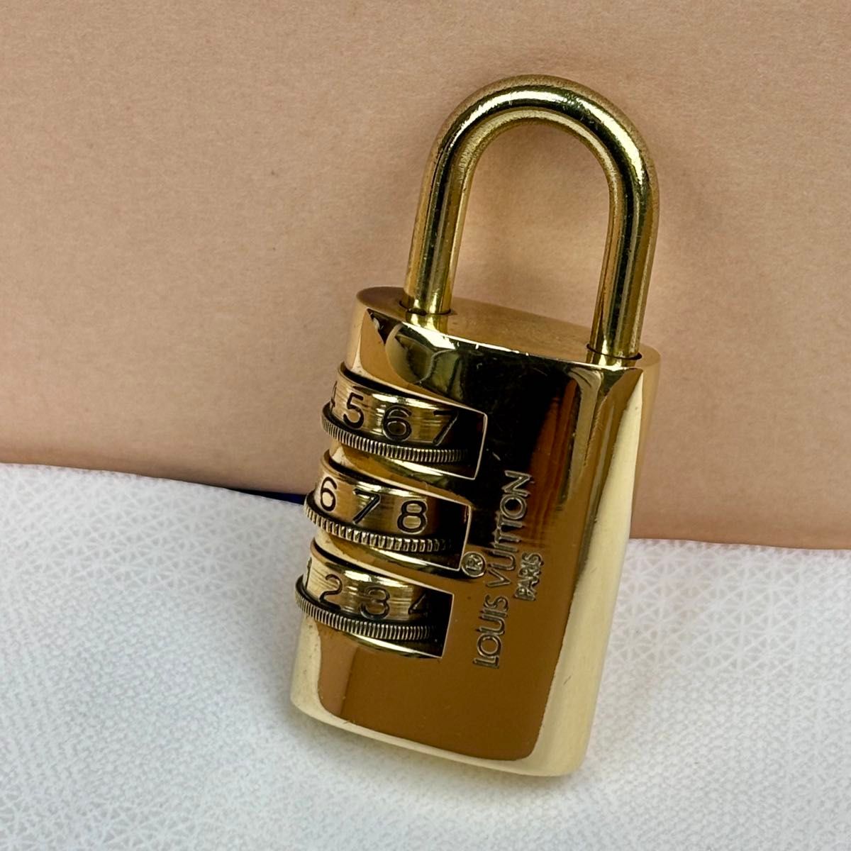 極美品 イヴィトン 南京錠 3 ダイヤル式 パドロック LVロゴ 極美品 イヴィトン 南京錠 3 ダイヤル式 パドロック LVロゴ