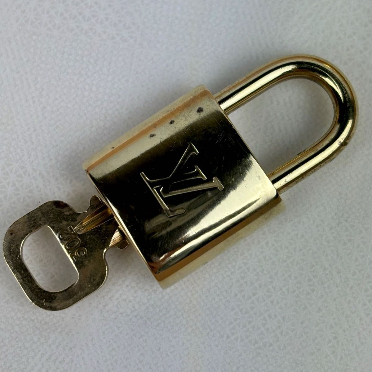 LOUIS VUITTON ルイヴィトン 美品南京錠 カデナ ゴールド 302番 LOUIS VUITTON ルイヴィトン 美品南京錠 カデナ ゴールド 302番