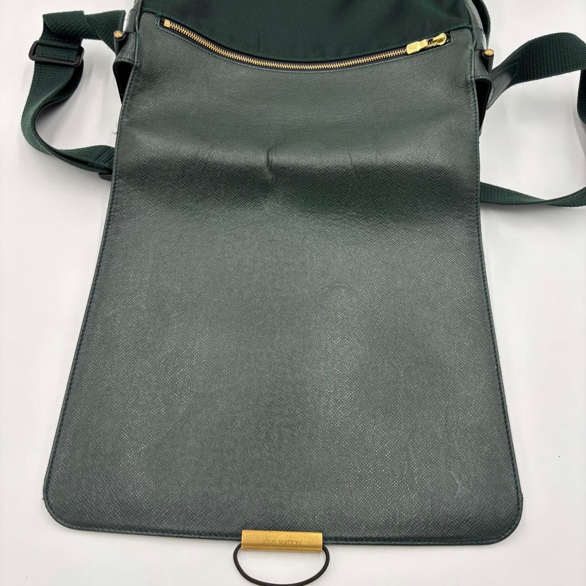 LOUIS VUITTON ルイヴィトン M30144 タイガ ヴィクトール クロス LOUIS VUITTON ルイヴィトン M30144 タイガ ヴィクトール クロス