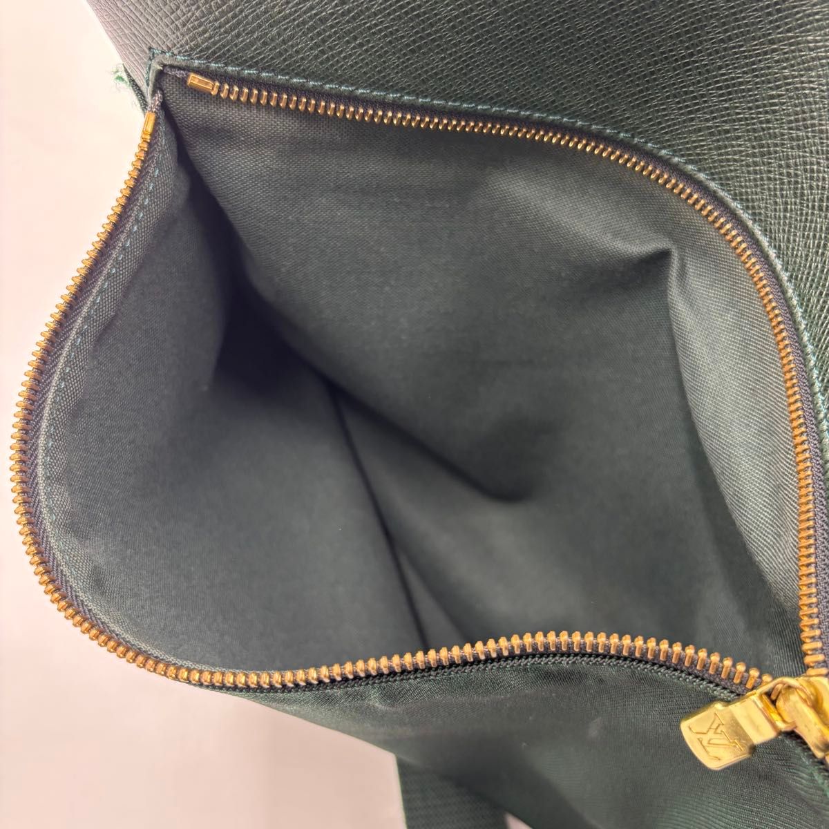 LOUIS VUITTON ルイヴィトン M30144 タイガ ヴィクトール クロス LOUIS VUITTON ルイヴィトン M30144 タイガ ヴィクトール クロス