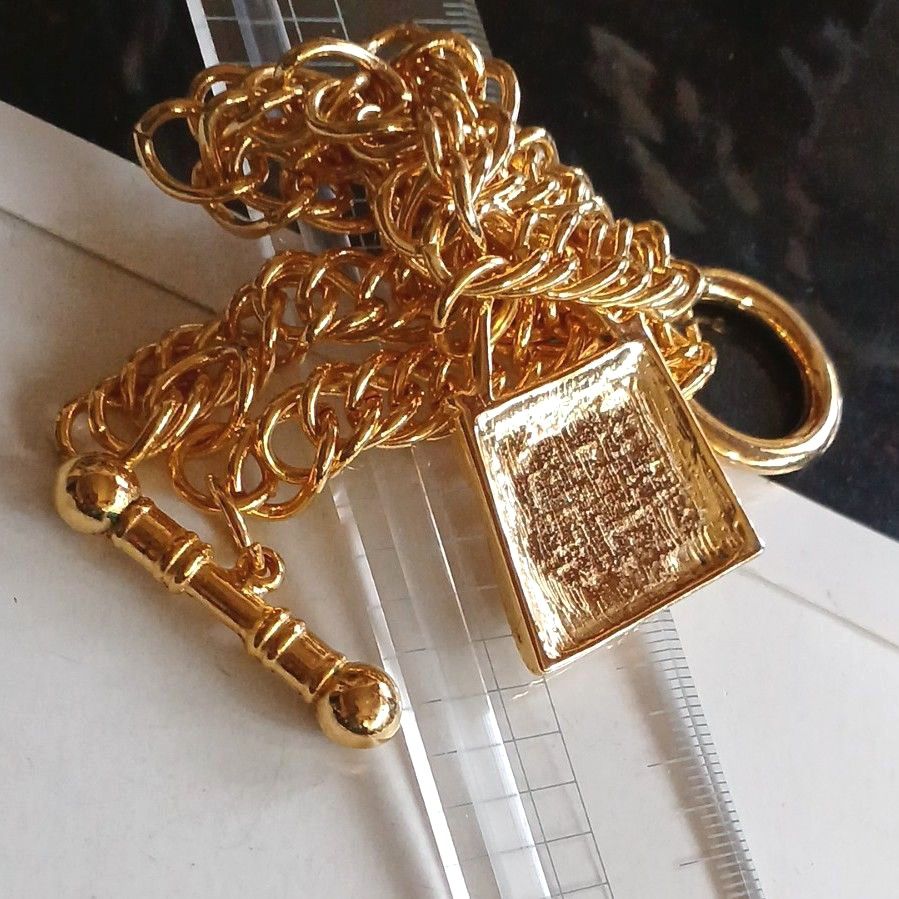 KARL LAGERFELD カールラガーフェルド バッグ型 ブレスレット 未 KARL LAGERFELD カールラガーフェルド バッグ型 ブレスレット 未