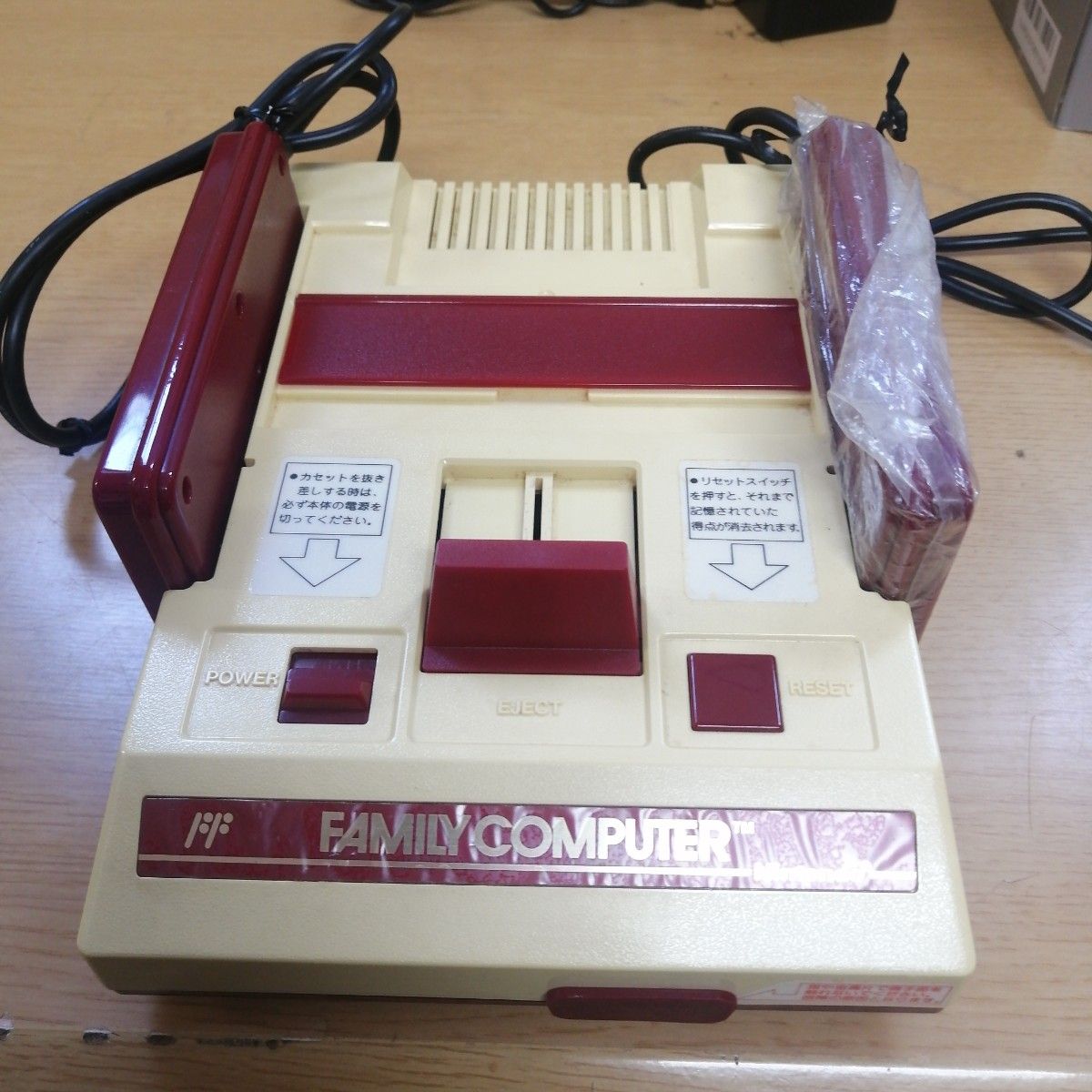 美品】Nintendo FC ファミリーコンピュータ 本体 HVC-001 箱 美品】Nintendo FC ファミリーコンピュータ 本体 HVC-001 箱