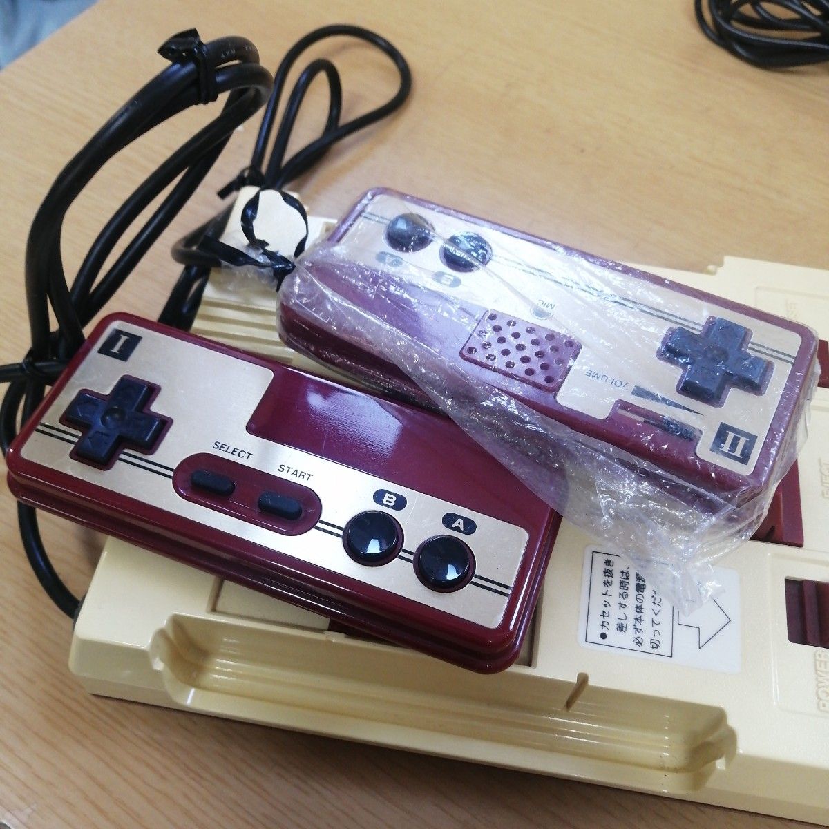 美品】Nintendo FC ファミリーコンピュータ 本体 HVC-001 箱 美品】Nintendo FC ファミリーコンピュータ 本体 HVC-001 箱