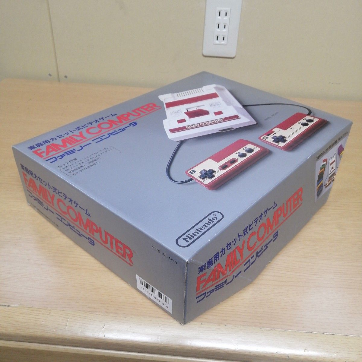 美品】Nintendo FC ファミリーコンピュータ 本体 HVC-001 箱 美品】Nintendo FC ファミリーコンピュータ 本体 HVC-001 箱