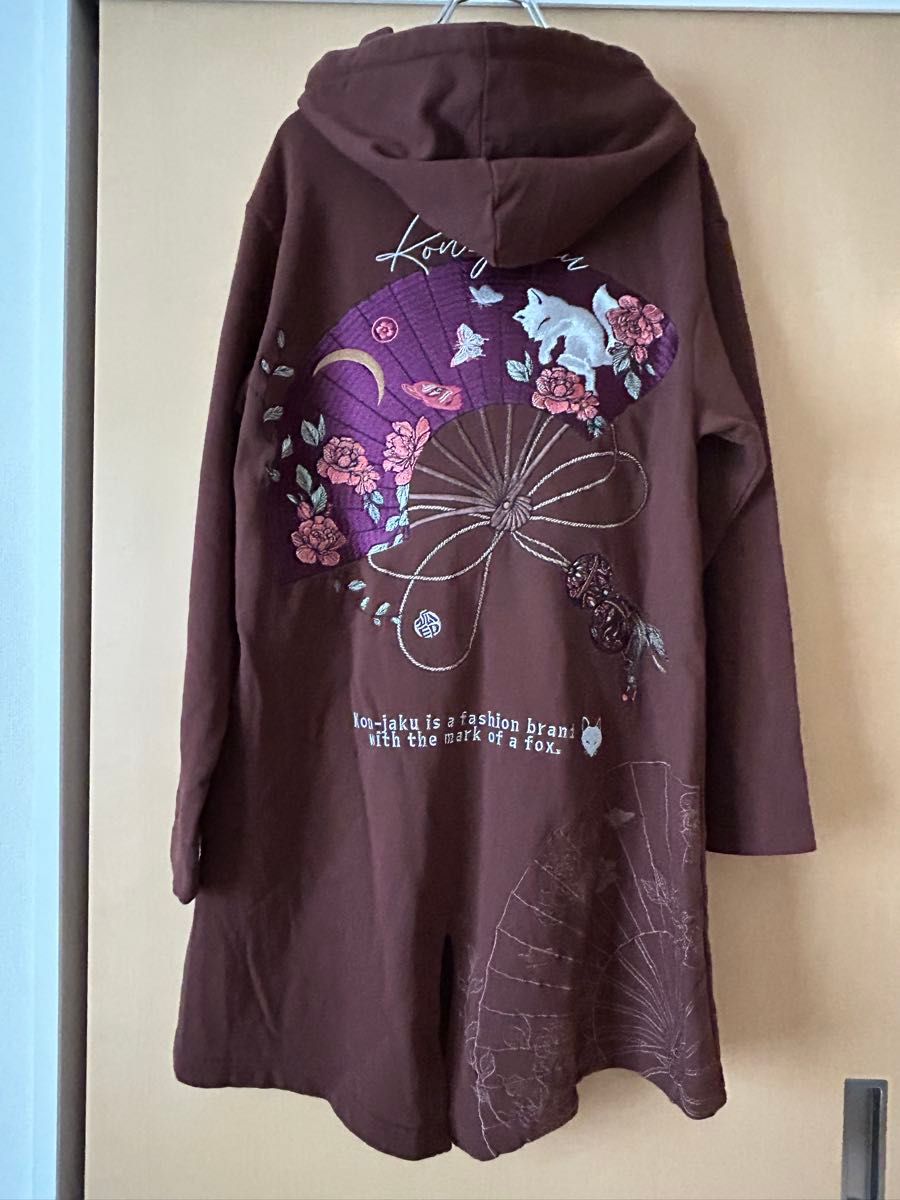 新品】Konjaku ロングパーカー 扇 狐 和風 刺繍 ブラウン M 新品】Konjaku ロングパーカー 扇 狐 和風 刺繍 ブラウン M