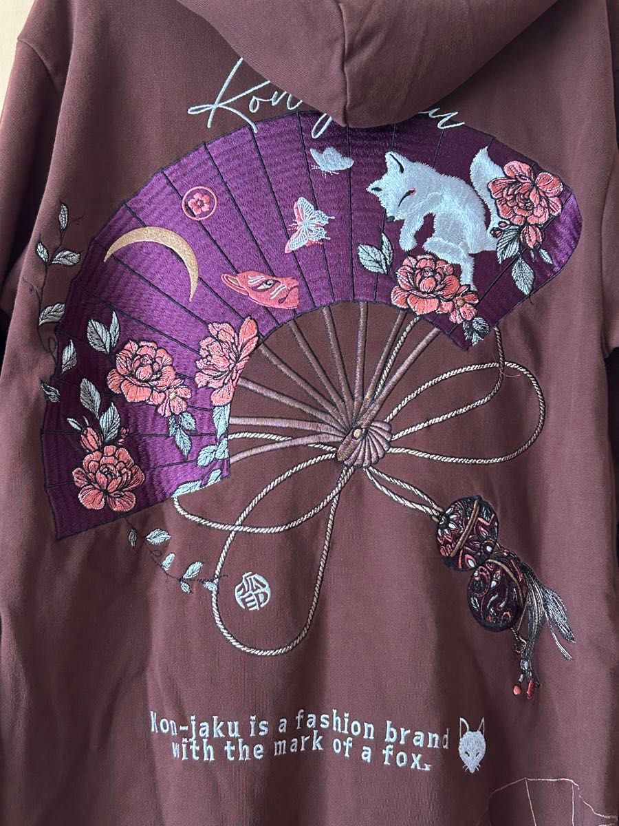 新品】Konjaku ロングパーカー 扇 狐 和風 刺繍 ブラウン M 新品】Konjaku ロングパーカー 扇 狐 和風 刺繍 ブラウン M