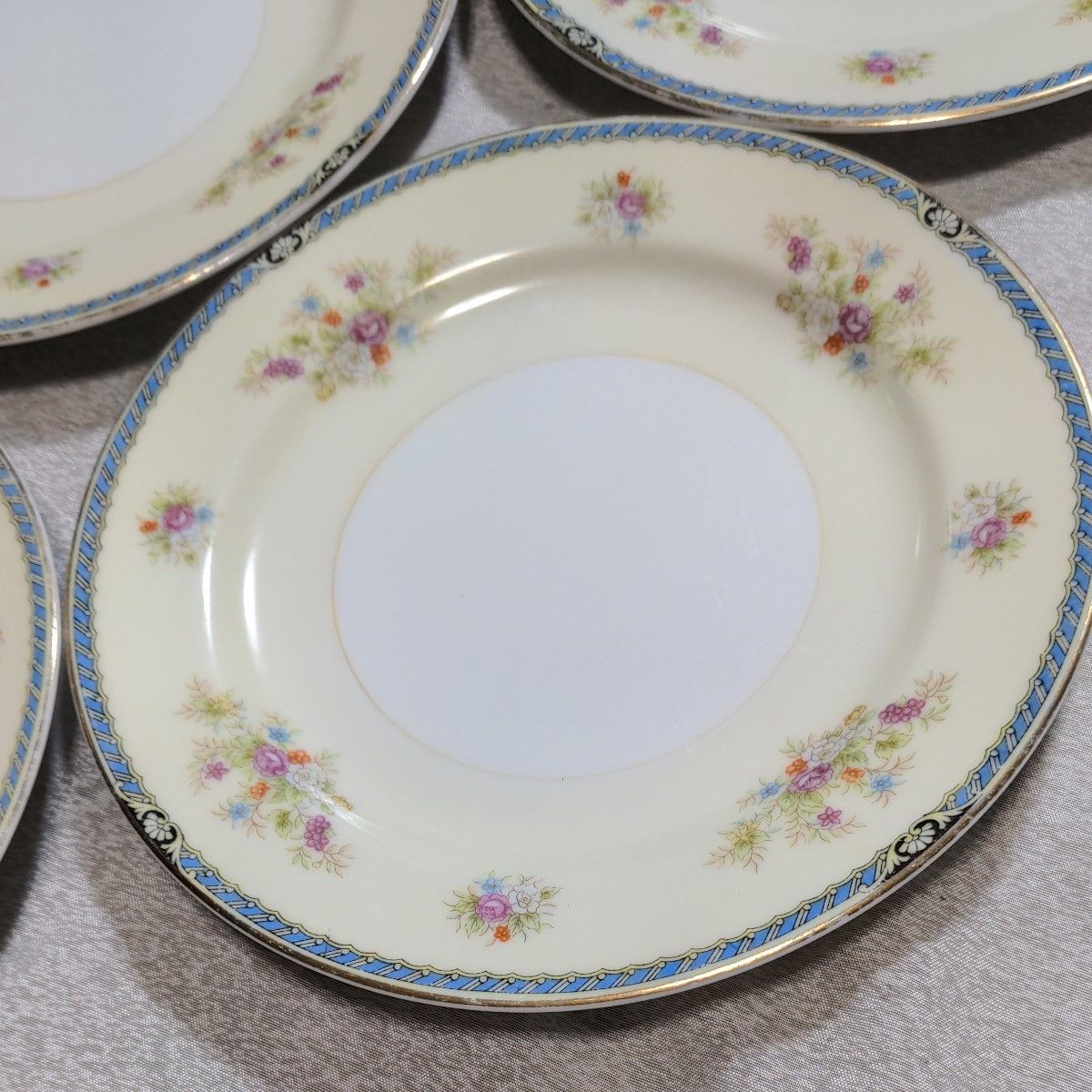 Noritake 日本陶器会社時代のケーキ皿4枚 ヴィンテージの Noritake 日本陶器会社時代のケーキ皿4枚 ヴィンテージの