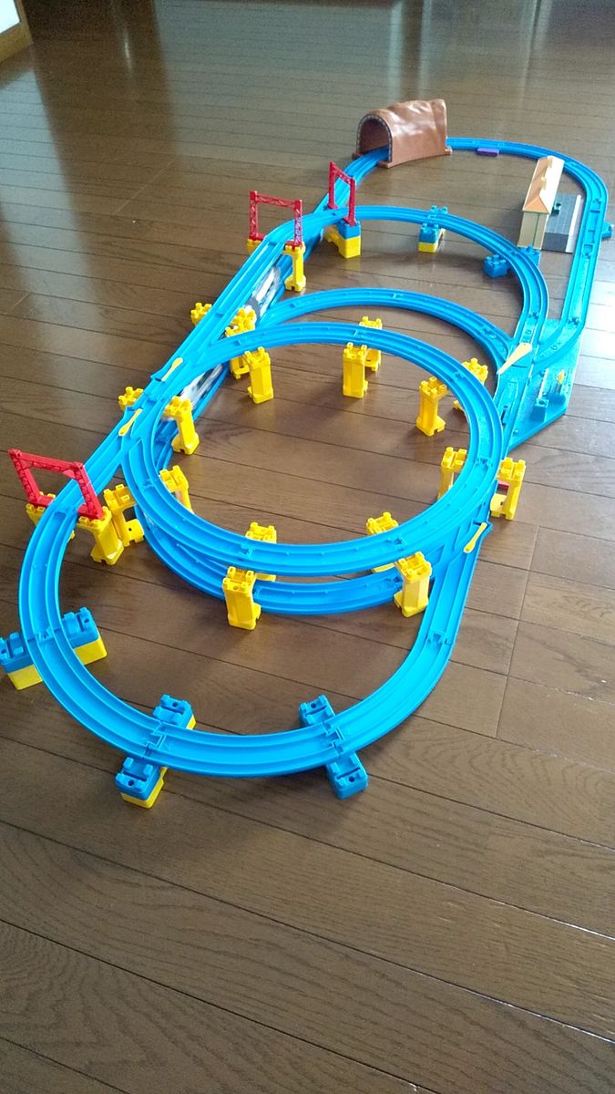 プラレール 自動ポイントレールで坂曲線レールを使って車両が上り・下りするセット 車両付き A