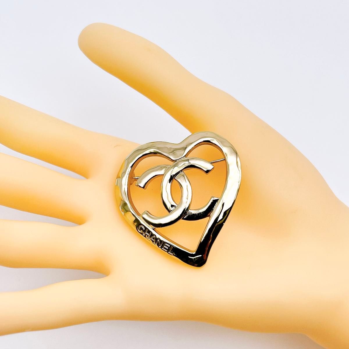 極美品 鑑定済み 】 シャネル ブローチ ハート CHANEL B22 P 極美品 鑑定済み 】 シャネル ブローチ ハート CHANEL B22 P