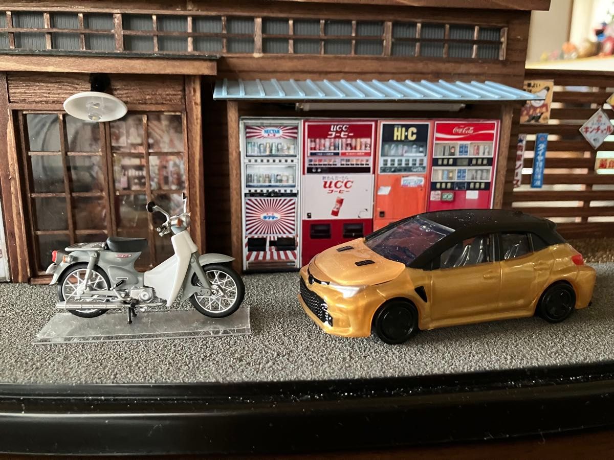 ジオラマ模型 昭和レトロ ゴールドGRカローラ・スーパーカブ ジオラマ模型 昭和レトロ ゴールドGRカローラ・スーパーカブ