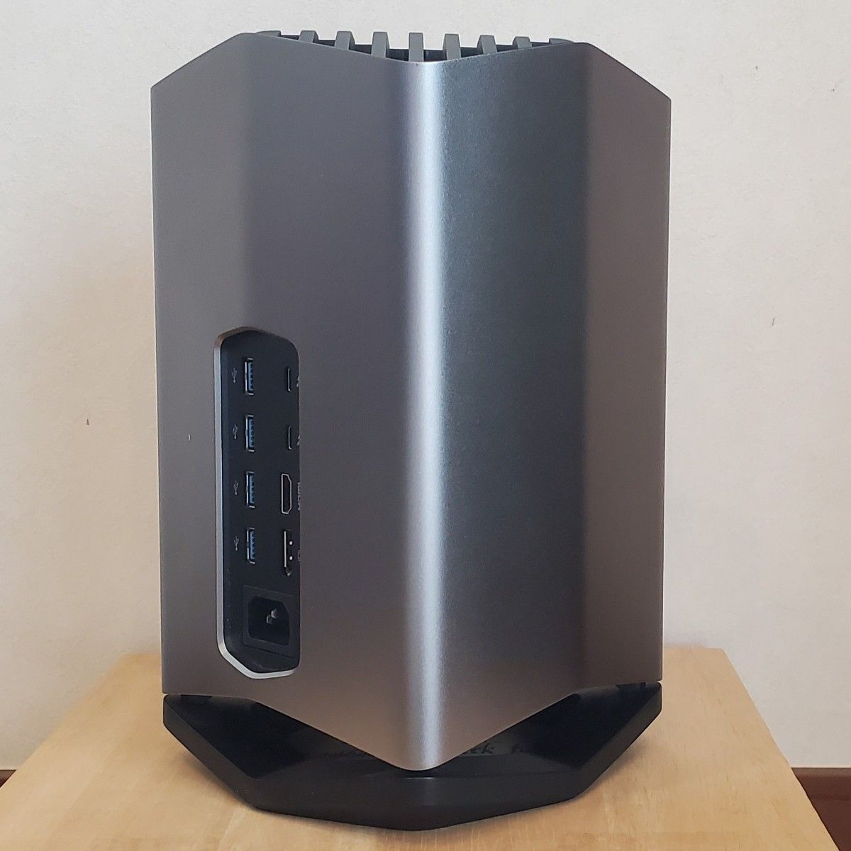 Blackmagic eGPU Pro - Radeon RX Vega 56|Yahoo!フリマ(旧 Blackmagic eGPU Pro - Radeon RX Vega 56|Yahoo!フリマ(旧