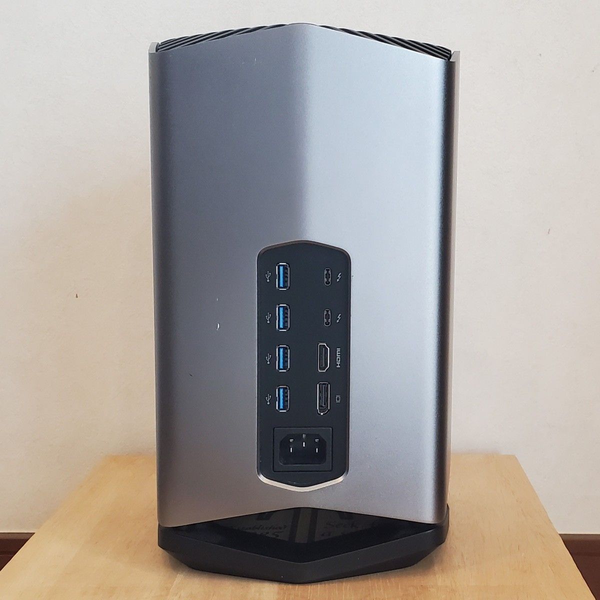 Blackmagic eGPU Pro - Radeon RX Vega 56|Yahoo!フリマ(旧 Blackmagic eGPU Pro - Radeon RX Vega 56|Yahoo!フリマ(旧