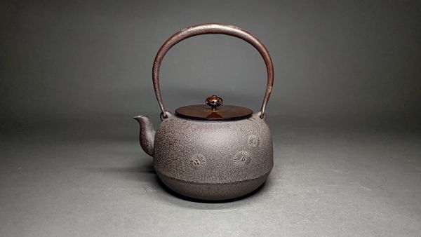 茗】人間国宝 正寿堂 高橋 敬典 作 真形 唐松地紋 但馬 鉄瓶【湯 茗】人間国宝 正寿堂 高橋 敬典 作 真形 唐松地紋 但馬 鉄瓶【湯