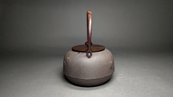 茗】人間国宝 正寿堂 高橋 敬典 作 真形 唐松地紋 但馬 鉄瓶【湯 茗】人間国宝 正寿堂 高橋 敬典 作 真形 唐松地紋 但馬 鉄瓶【湯
