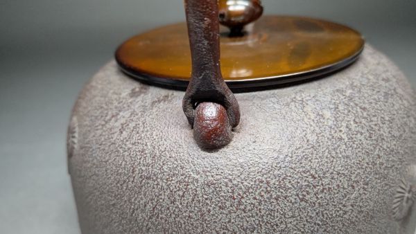 茗】人間国宝 正寿堂 高橋 敬典 作 真形 唐松地紋 但馬 鉄瓶【湯 茗】人間国宝 正寿堂 高橋 敬典 作 真形 唐松地紋 但馬 鉄瓶【湯