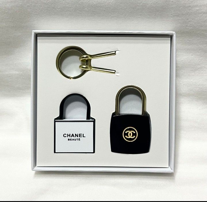 CHANEL シャネル ノベルティ 南京錠 カデナ ブラック ホワイト CHANEL シャネル ノベルティ 南京錠 カデナ ブラック ホワイト