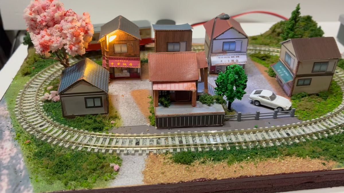 ◎A4レイアウト 桜咲くローカル駅の風情 街灯LED照明スイッチ付、PCフレキシブルレール使用、カトー製フィーダー付 鉄道模型