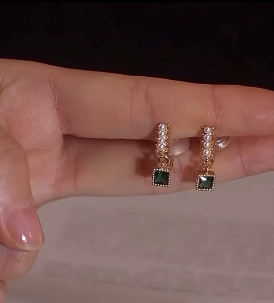 N076小ぶり パール エメラルドグリーン キラキラ 揺れるイヤリング 痛くない 日常通勤 上品 おしゃれ 韓国 可愛い 結婚式
