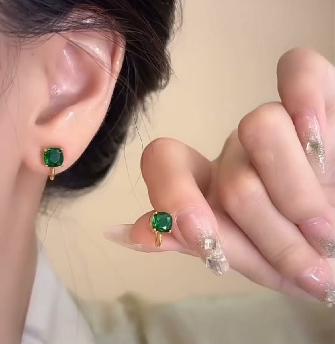 N067エメラルドグリーン 小ぶり キラキラ 一体式 イヤリング 痛くない 日常通勤 上品 おしゃれ 韓国 可愛い 結婚式 発表会