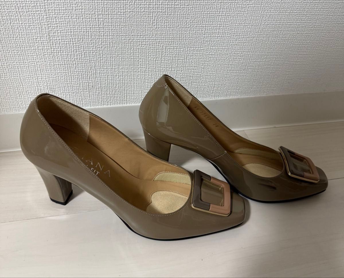 ダイアナ ベージュエナメルパンプス チャンキーヒール 太ヒール ダイアナ ベージュエナメルパンプス チャンキーヒール 太ヒール