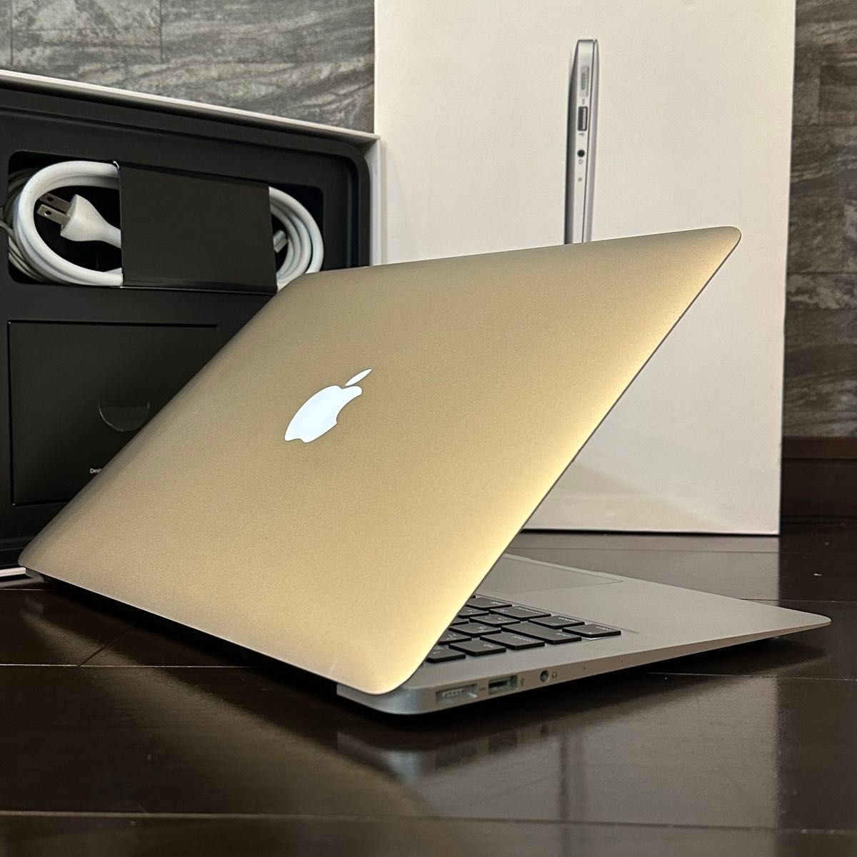 美品【週末限定】MacBook Air i5 2021年Office SSD256GB 美品【週末限定】MacBook Air i5 2021年Office SSD256GB