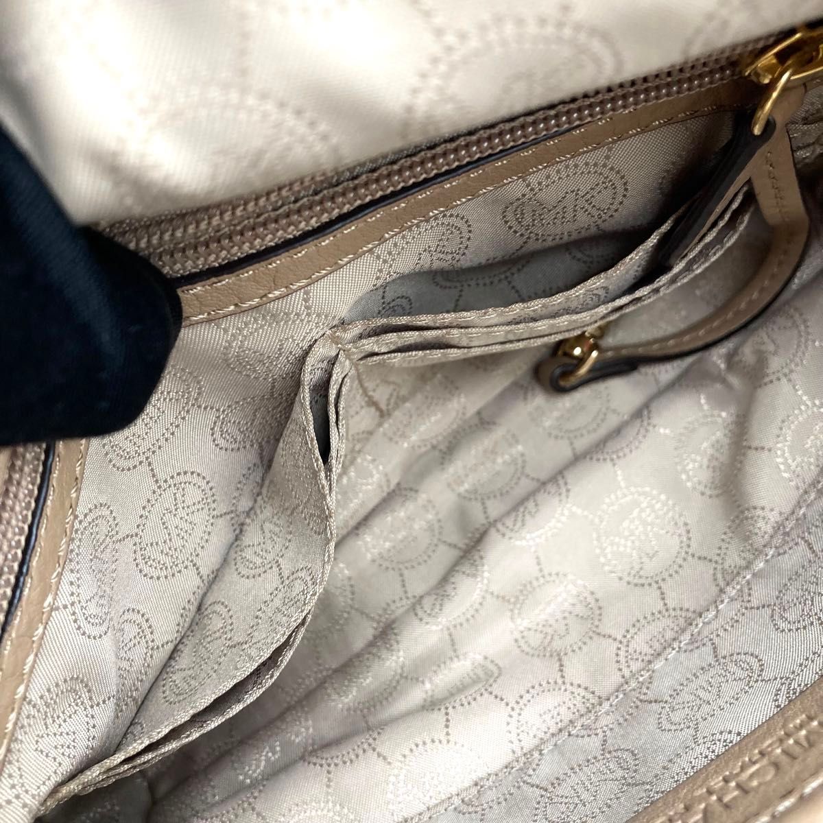 美品】 MICHAEL KORS マイケルコース ショルダーバッグ クロス 美品】 MICHAEL KORS マイケルコース ショルダーバッグ クロス