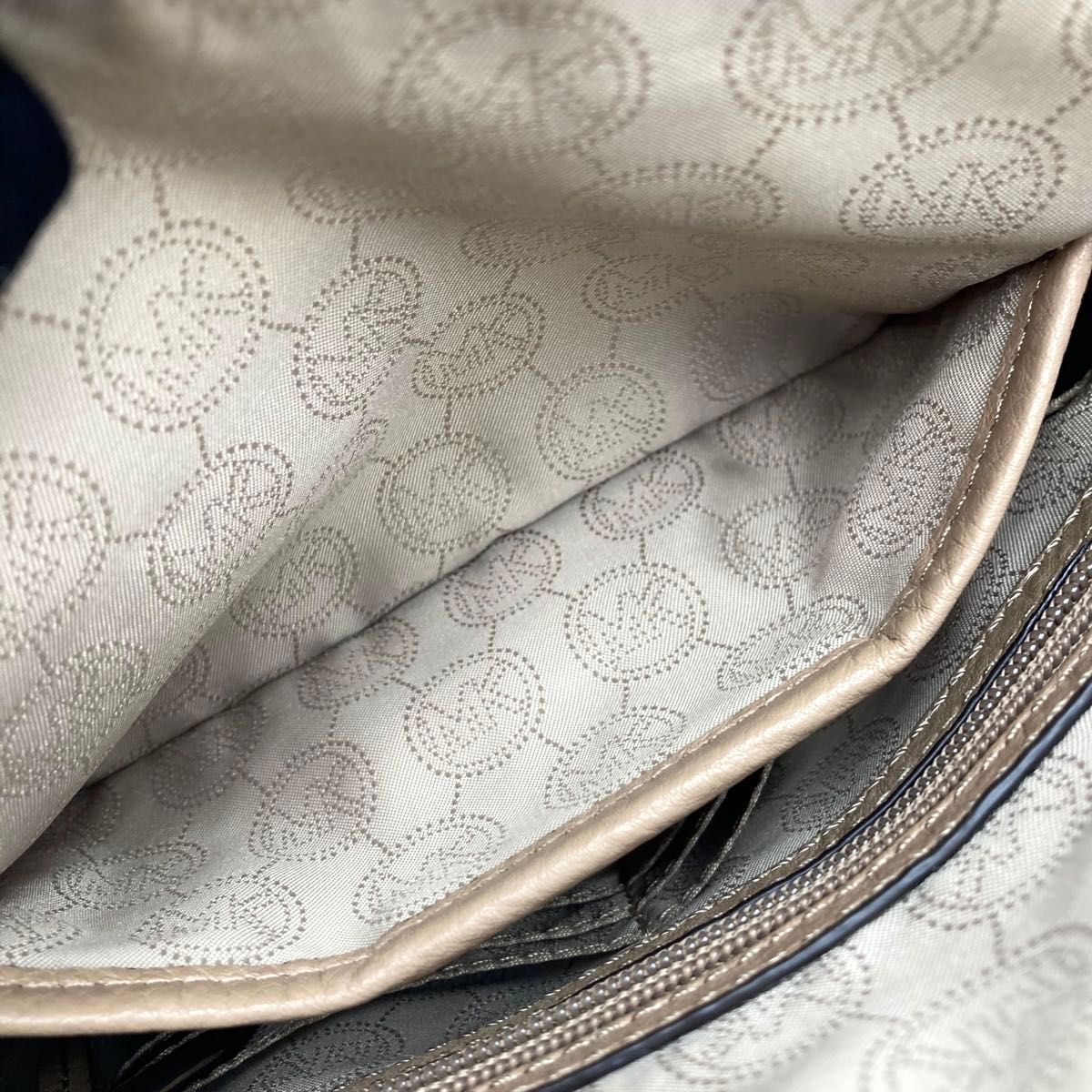 美品】 MICHAEL KORS マイケルコース ショルダーバッグ クロス 美品】 MICHAEL KORS マイケルコース ショルダーバッグ クロス