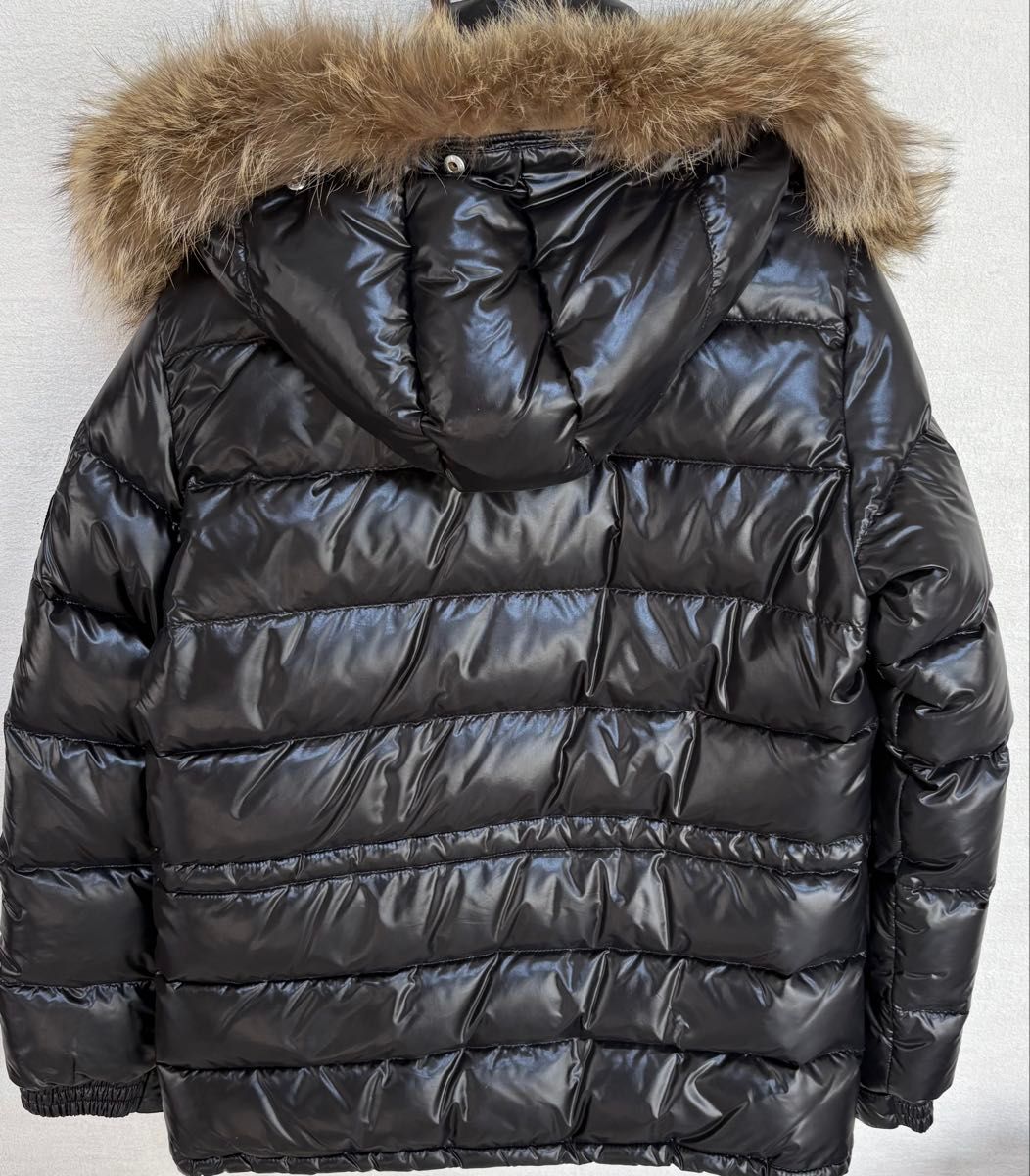 MONCLER ブラック ダウンジャケット 取り外し可能なフード付き MONCLER ブラック ダウンジャケット 取り外し可能なフード付き