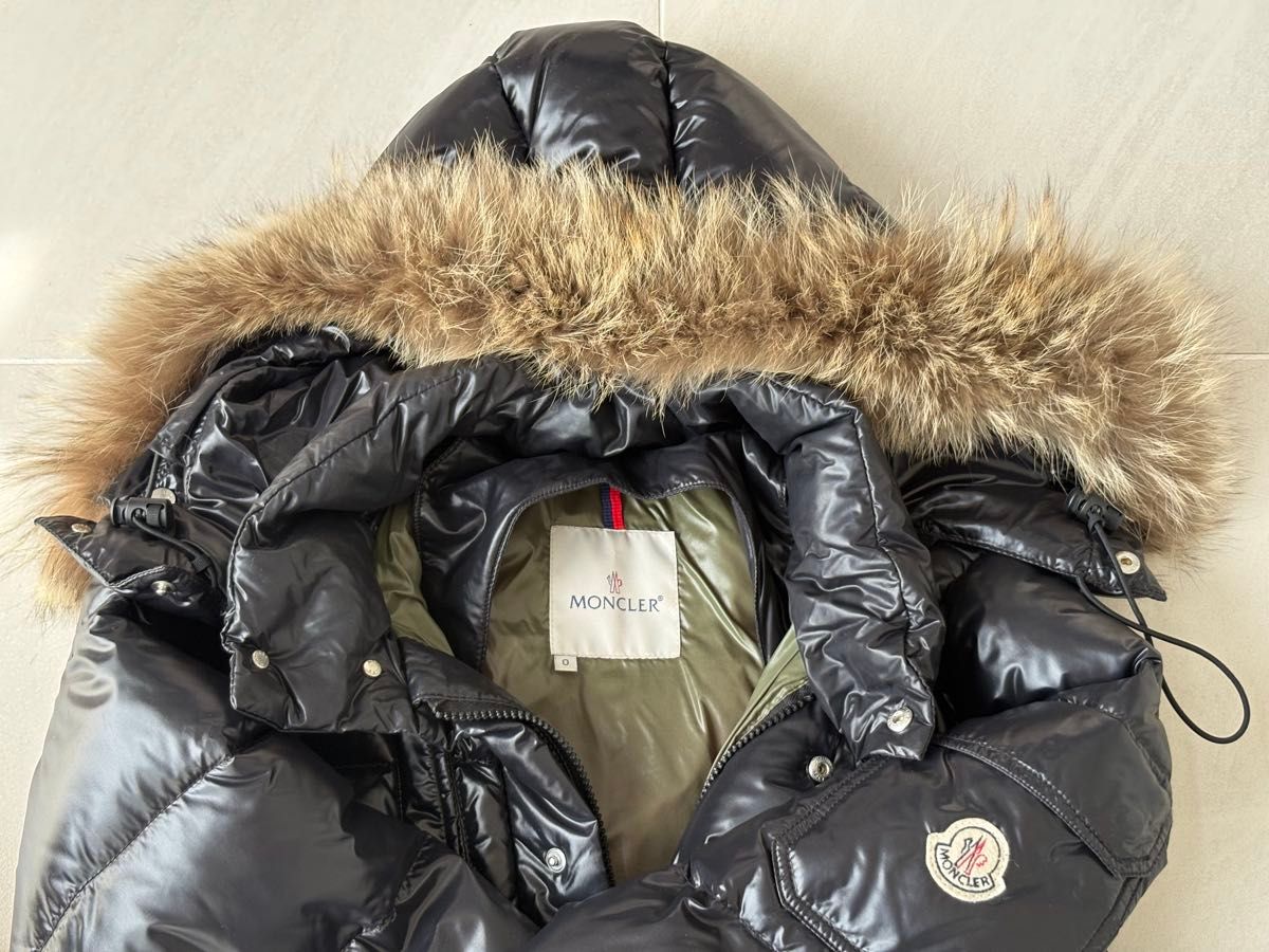 MONCLER ブラック ダウンジャケット 取り外し可能なフード付き MONCLER ブラック ダウンジャケット 取り外し可能なフード付き