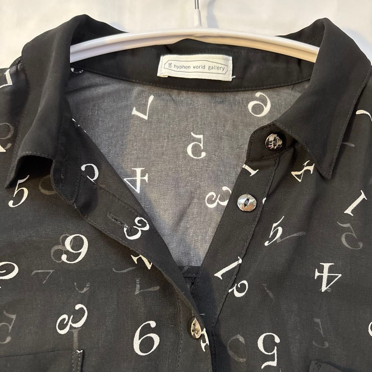 hyphen world gallery シアーシャツ ナンバープリント数字柄 hyphen world gallery シアーシャツ ナンバープリント数字柄