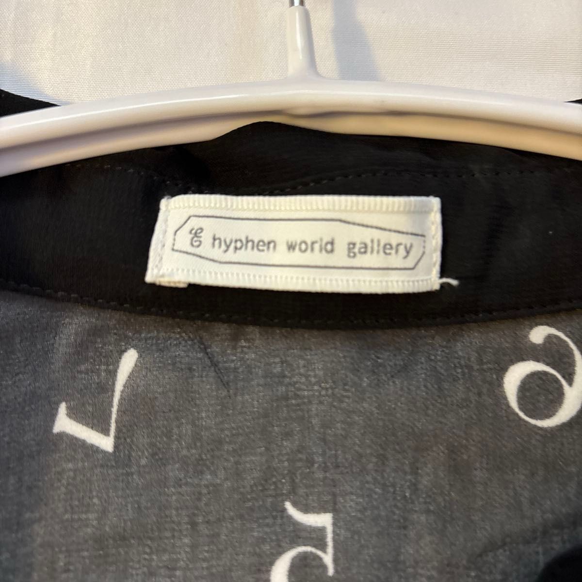 hyphen world gallery シアーシャツ ナンバープリント数字柄 hyphen world gallery シアーシャツ ナンバープリント数字柄