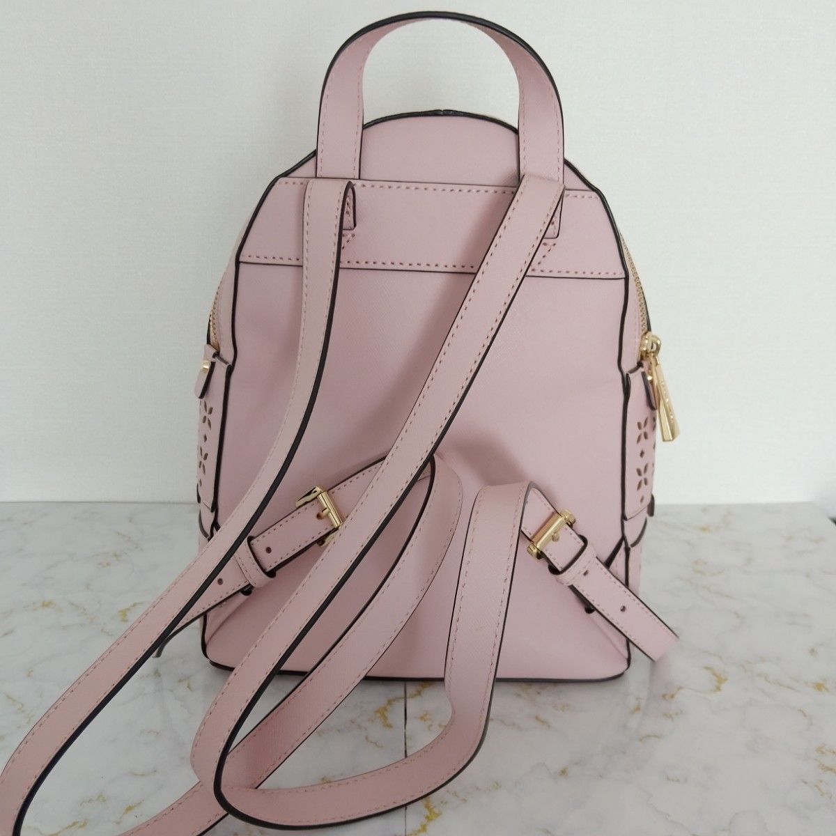 極美品】マイケル・コース ミニリュック ピンク かわいい 透かし 極美品】マイケル・コース ミニリュック ピンク かわいい 透かし
