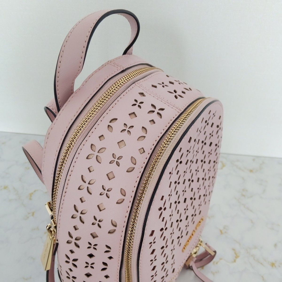 極美品】マイケル・コース ミニリュック ピンク かわいい 透かし 極美品】マイケル・コース ミニリュック ピンク かわいい 透かし