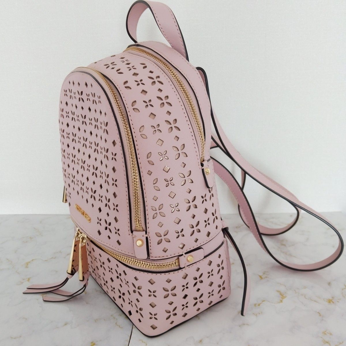 極美品】マイケル・コース ミニリュック ピンク かわいい 透かし 極美品】マイケル・コース ミニリュック ピンク かわいい 透かし